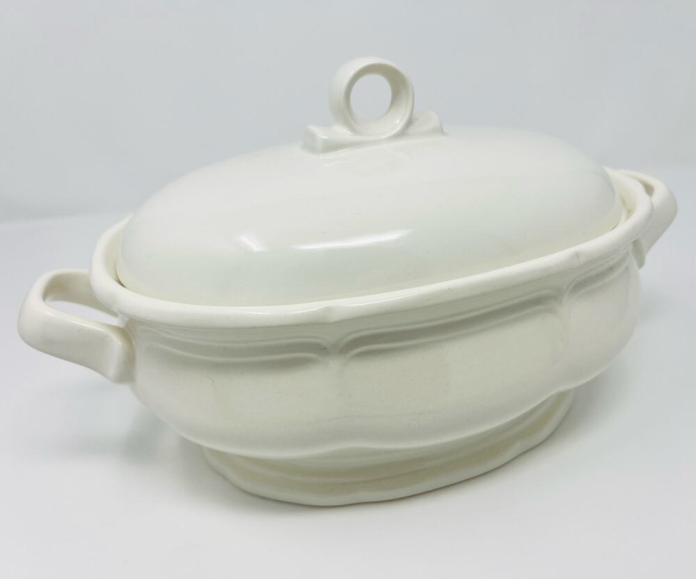 French Countryside by Mikasa 2.5 Quart Oval Covered Casserole All White Scallop